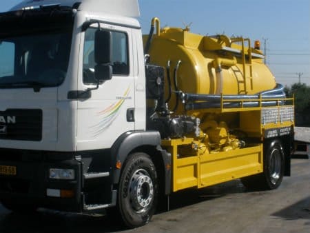 פתיחת סתימות ביוב ברחוב – מערכת ביוב מרכזית של בניין