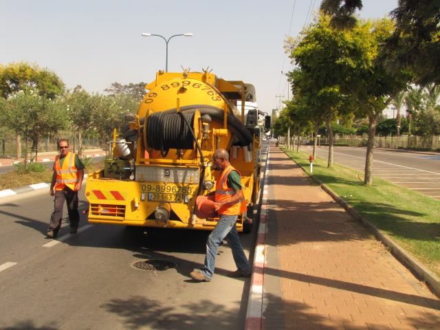 פתיחת סתימות ביוב ושירותי ביובית באזור השרון